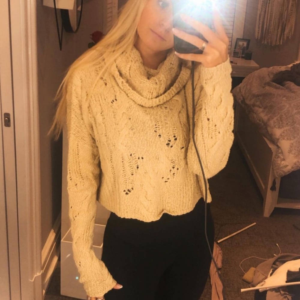 FREE PEOPLE SWEATER SIZE SMALL